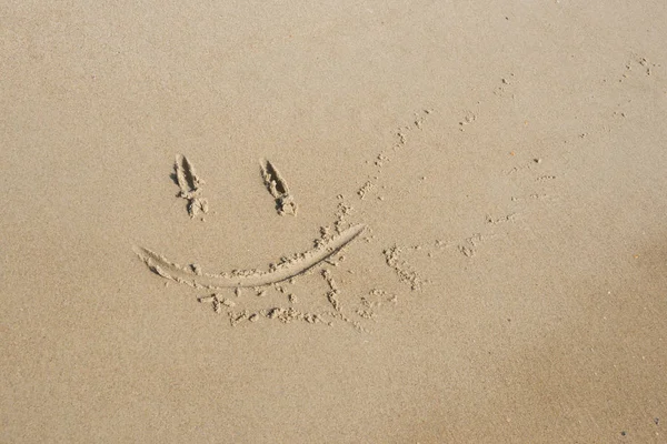 gülümsemek gülümseyen ıslak kum denize yakın