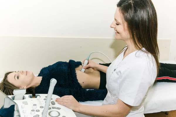 Ultrahang Orvosi Eszköz Megvizsgálja Egy Fiatal Lány Egy Fiatal Orvos — Stock Fotó