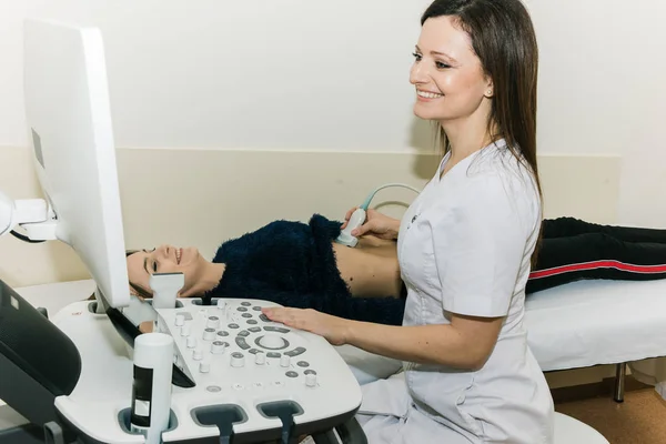 Ultrahang Orvosi Eszköz Megvizsgálja Egy Fiatal Lány Egy Fiatal Orvos — Stock Fotó