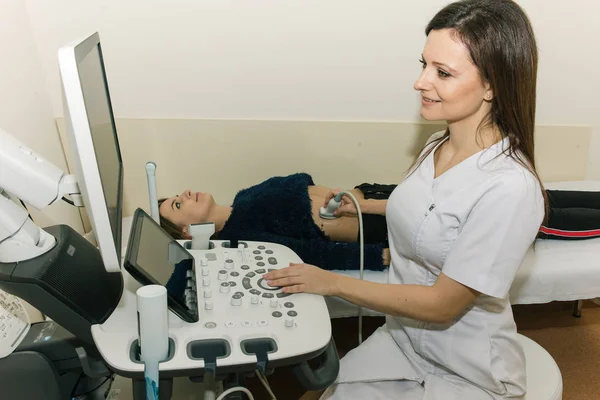 Dispositivo Médico Para Ultrasonido Examina Una Niña Médico Joven Con —  Fotos de Stock