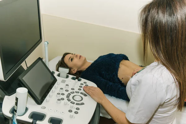 Jovem Mulher Bonita Médico Realiza Exame Médico Dos Órgãos Internos — Fotografia de Stock