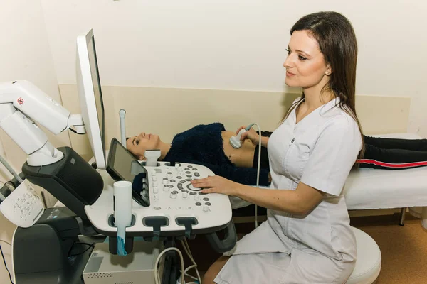 Jonge Mooie Dokter Vrouw Voert Een Medisch Onderzoek Van Inwendige — Stockfoto