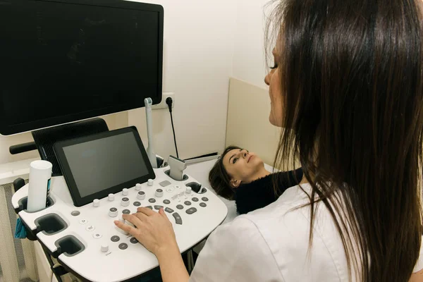 Jeune Jolie Médecin Femme Effectue Examen Médical Des Organes Internes — Photo