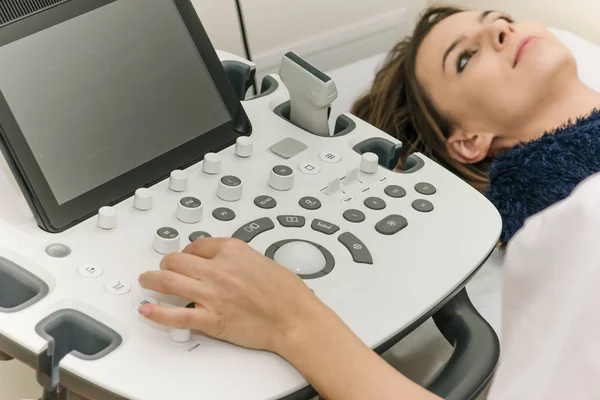 Jonge Mooie Dokter Vrouw Voert Een Medisch Onderzoek Van Inwendige — Stockfoto