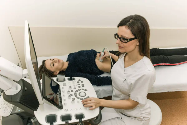 Jeune Jolie Médecin Femme Effectue Examen Médical Des Organes Internes — Photo