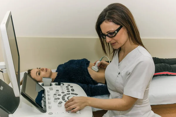 Jonge Mooie Dokter Vrouw Voert Een Medisch Onderzoek Van Inwendige — Stockfoto