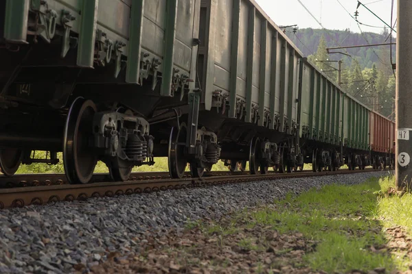train to railroad cars