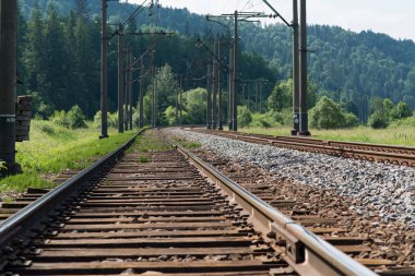 Demiryolu tuval, demiryolu parça, dağ diken diken, dağlar orman, ağaçlar, dağlar demiryolu parça