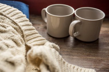 Gri iki bardak örme ışık işçisi yakınındaki bir ahşap yüzeyde vardır