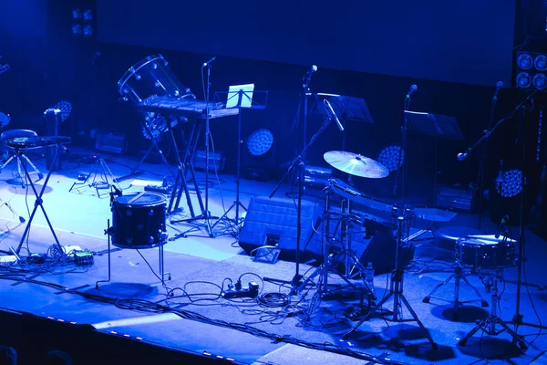 ultraviyole performans önce müzik aletleri ile sahne 