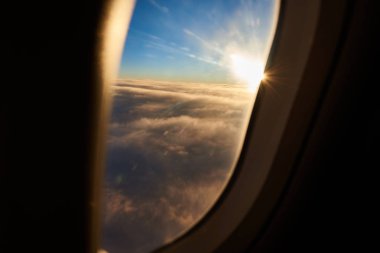 bulutlar ve mavi gökyüzüne uçar uçak ışığının pencereden bakmak