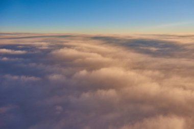 kabarık bulutlar üzerinde mavi gökyüzü