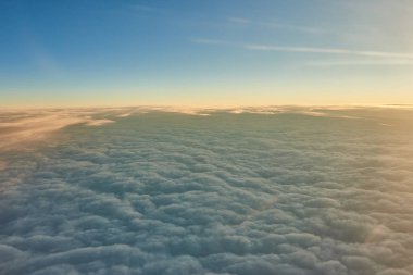 kabarık bulutlar üzerinde mavi gökyüzü