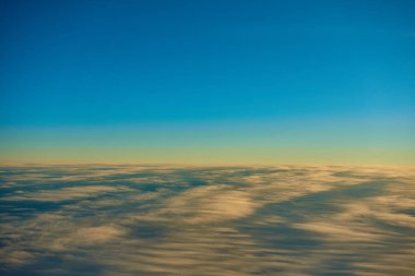 kabarık bulutlar üzerinde mavi gökyüzü