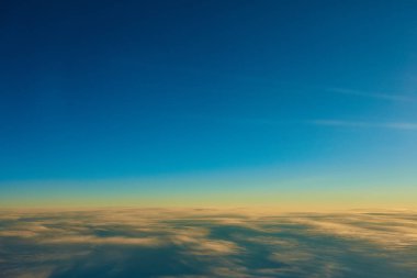 kabarık bulutlar üzerinde mavi gökyüzü