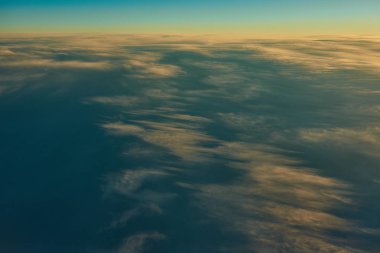 kabarık bulutlar üzerinde mavi gökyüzü