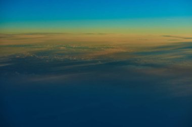 kabarık bulutlar üzerinde mavi gökyüzü