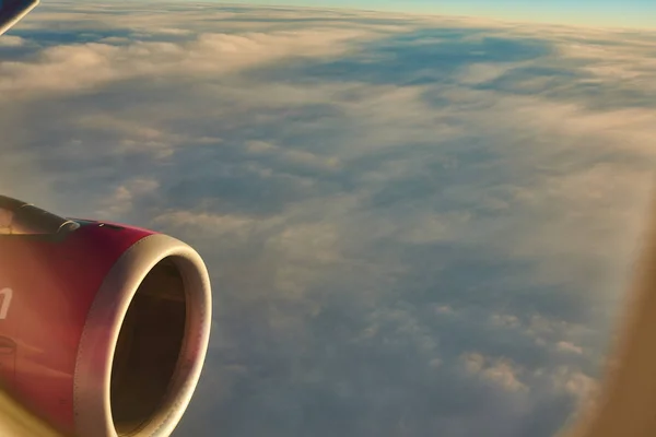 Türbin Işığının Bulutların Üzerinde Uçan Bir Uçağın Penceresinden Bir Görünüm — Stok fotoğraf