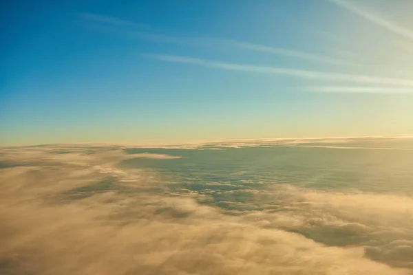 Céu Azul Sobre Nuvens Fofas — Fotografia de Stock