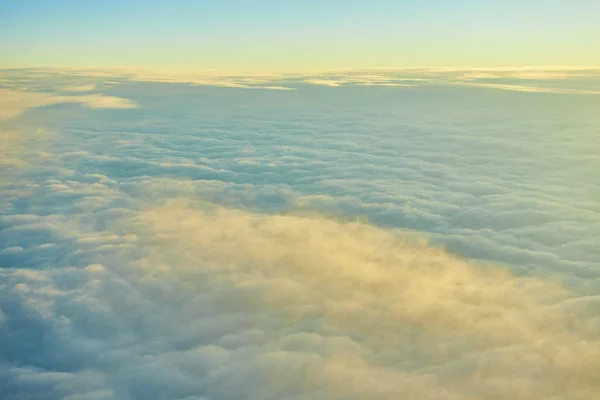 Céu Azul Sobre Nuvens Fofas — Fotografia de Stock