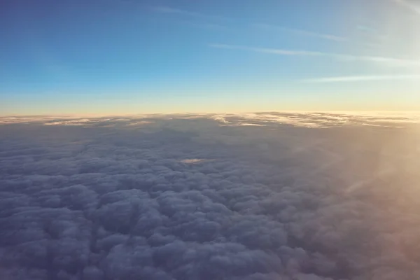 Céu Azul Sobre Nuvens Fofas — Fotografia de Stock