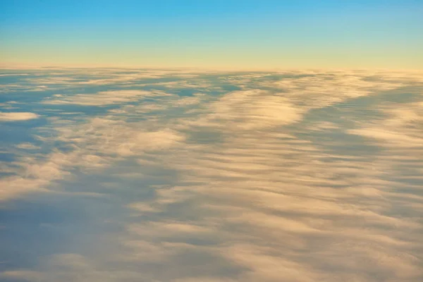 Céu Azul Sobre Nuvens Fofas — Fotografia de Stock