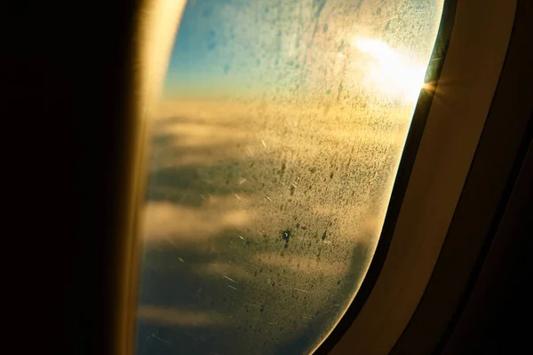 Olhar Para Nuvens Céu Azul Através Janela Iluminador Avião Que — Fotografia de Stock