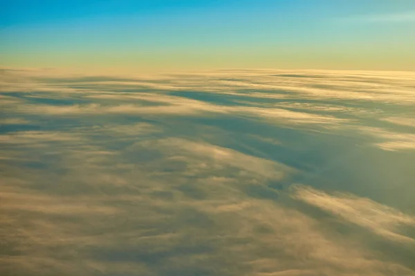 Céu Azul Sobre Nuvens Fofas — Fotografia de Stock