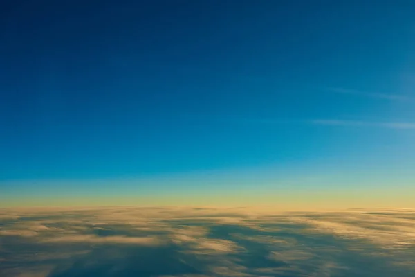 Céu Azul Sobre Nuvens Fofas — Fotografia de Stock