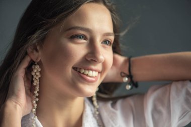 genç güzel kız beyaz bir gömlek giymiş güzel bir gülümseme ile ahlaksız sarışın saçlı 