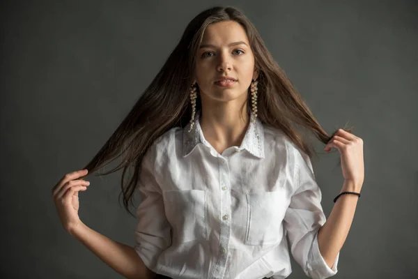 Ung Vacker Flicka Med Utsvävande Blont Hår Med Ett Fint — Stockfoto