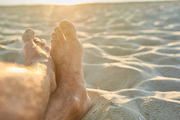 Piedi Degli Uomini Sulla Spiaggia Vicino All Alba Sotto Raggi — Foto Stock