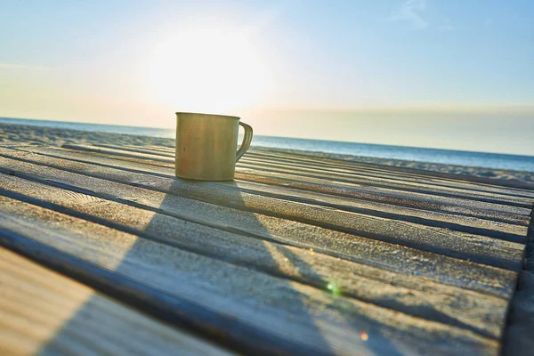 Una Tazza Metallo Assi Legno Sulla Riva Del Mare Sole — Foto Stock