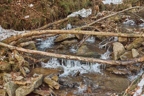 Vinter Mountain River Med Istappar Frysta Vintern Skog — Stockfoto