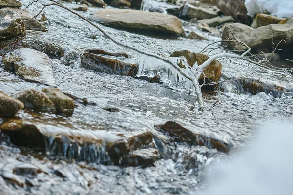 Winter Gebirgsfluss Mit Eiszapfen Gefroren Winter Wald — Stockfoto