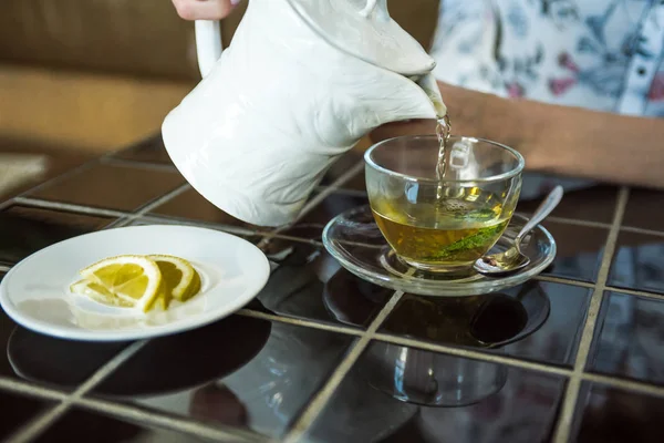 Flickan Dricker Grönt Öppen Grop Bordet Och Det Finns Citron — Stockfoto