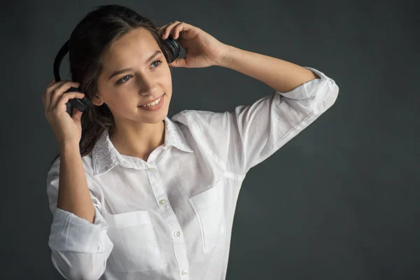 Mooi Meisje Met Blond Haar Met Een Mooie Glimlach Gekleed — Stockfoto