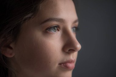 ahlaksız sarı saçlı beyaz bir gömlek giymiş güzel bir gülümseme ile güzel bir genç kızla portresi