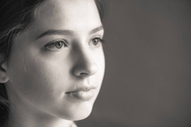 ahlaksız sarı saçlı beyaz bir gömlek giymiş güzel bir gülümseme ile güzel bir genç kızla portresi