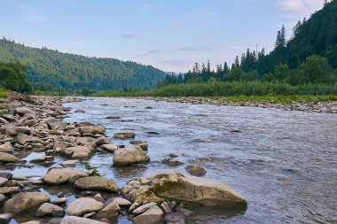 dağ nehir, dağlar, doğa, yeşil ormanlar ve hafifçe mavi gökyüzü