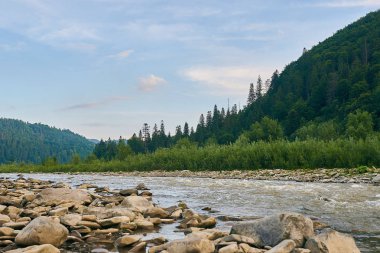 dağ nehir, dağlar, doğa, yeşil ormanlar ve hafifçe mavi gökyüzü