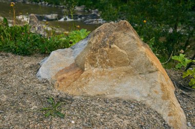 dağ nehir, dağlar, doğa, yeşil ormanlar ve hafifçe mavi gökyüzü