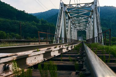 Demiryolu pisti, dağlarda Demiryolu Köprüsü