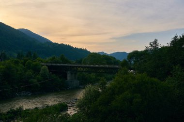 Demiryolu pisti, dağlarda Demiryolu Köprüsü