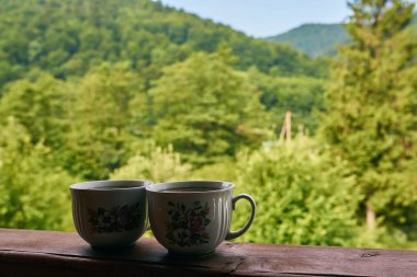 dağlarda iki kahve kupa