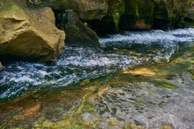 dağ nehir, dağlar, doğa, yeşil ormanlar ve hafifçe mavi gökyüzü