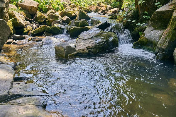 Mountain River Berg Natur Gröna Skogar Och Försiktigt Blå Himmel — Stockfoto