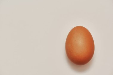 hafif bir arka planda kahverengi tavuk yumurtası