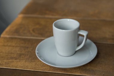 ahşap bir arka planda expresso için bir daire ile beyaz fincan