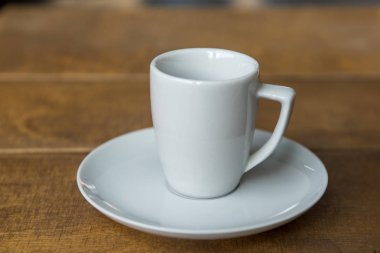 ahşap bir arka planda expresso için bir daire ile beyaz fincan